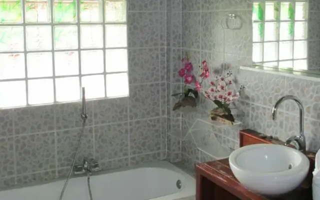 Jay Jay Bungalows and Restaurant