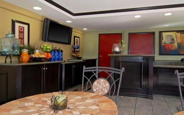 Econo Lodge Inn & Suites West Hollywood