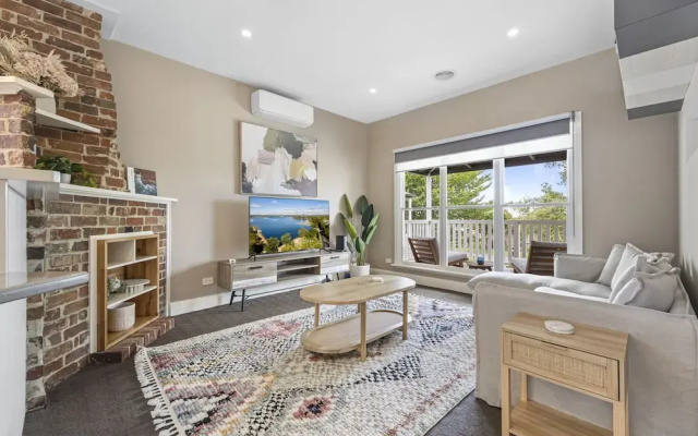 Lovely 3-bed With Alfresco Dining in Prime Suburb