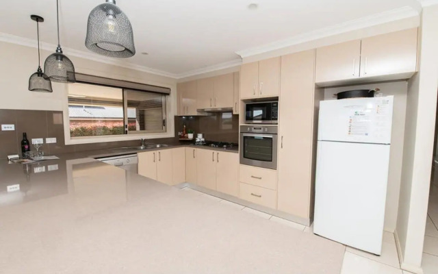 Centennial Cres, Modern, Entertaining Home, Sleeps 8