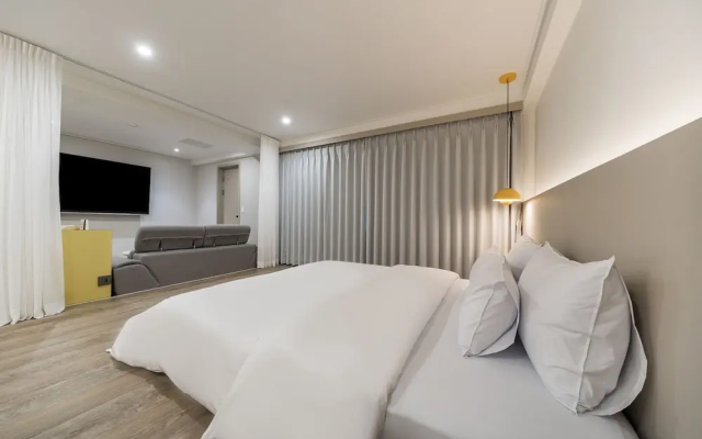 Liv Life Hotel