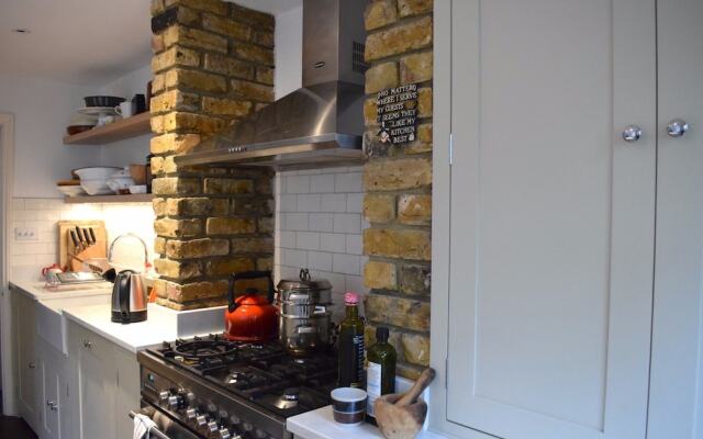 2 Bedroom Family Home In Brixton
