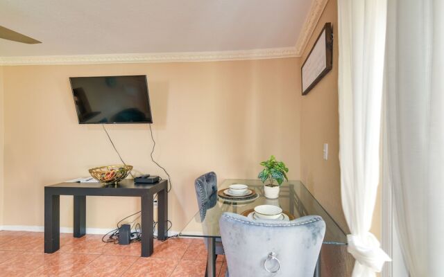 Opa-locka Townhome, 15 Mi to Miami Beach!