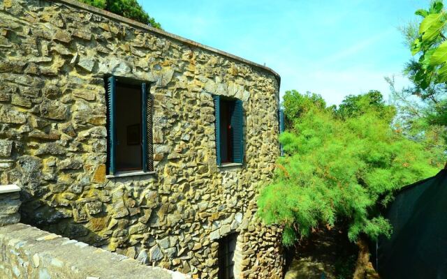 Beautifully Situated Detached Cottage With View On And Private Access To The Sea