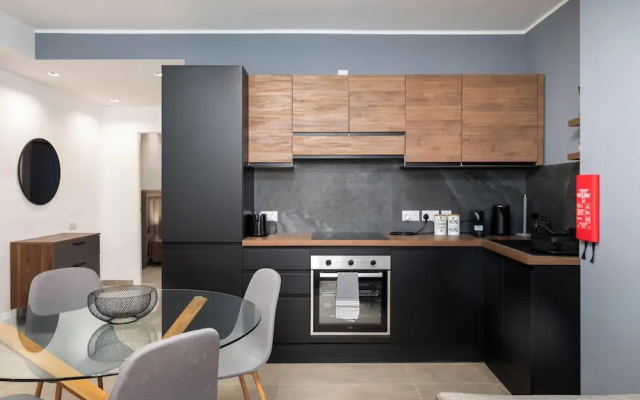 Modern 1BD Maisonette & Private BackYard