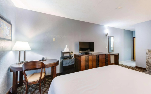 Econo Lodge Inn & Suites