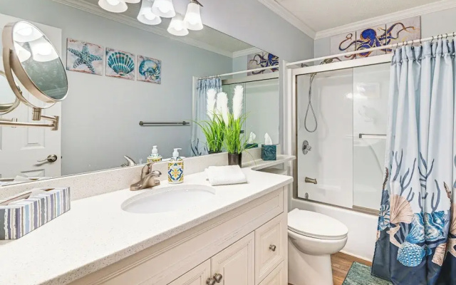 On-the-beach Escape: Oceanfront in Surfside!