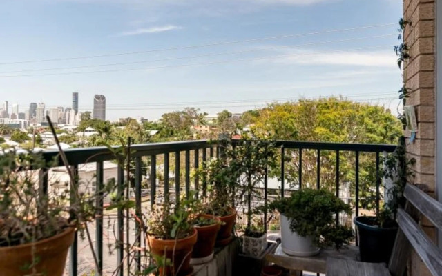 Re-imagined Urban Flat With Skyline View Balcony