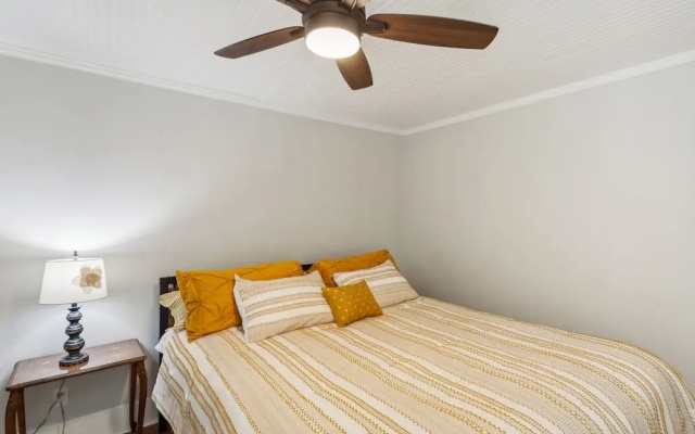 Charming Downtown Mccloud Retreat 2 Bedroom Home by RedAwning