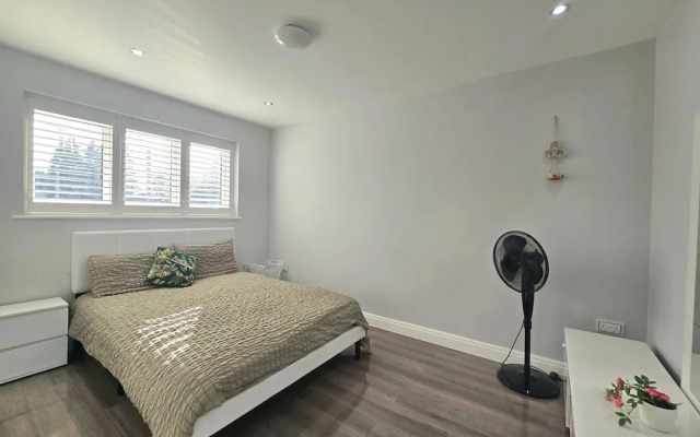 Stylish 6-bed Retreat With Parking and Jacuzzi