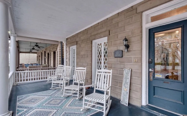 Comfortable Escape 2BR Historic Downtown