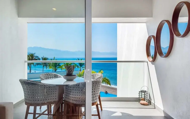 Oceanfront 1BR With Balcony - Sea View Pools