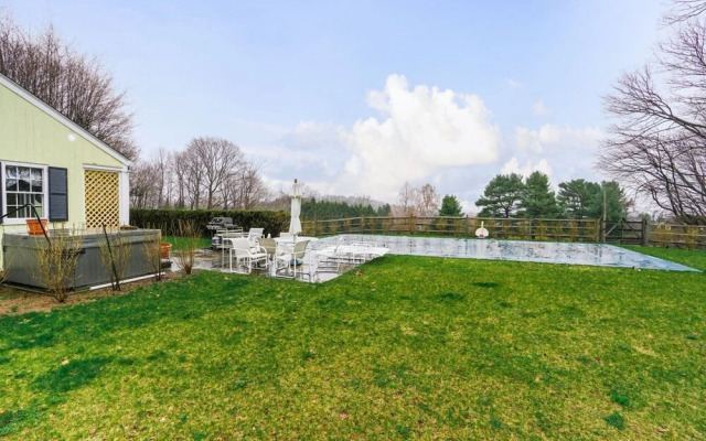 Bedford Big House w Heated Pool & Hot Tub on 4 Acres! Perfect Place to Social Distance and Stay Safe. Super-host Support, Check out our Reviews!