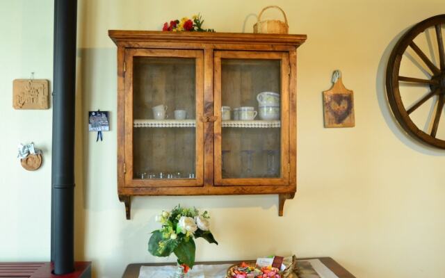 Delightful Holiday Home With Garden, Pool, Heating, Parking