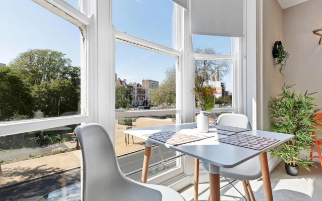 Grand Studio View - Large City Centre Studio Apartment