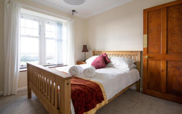 Kings Acre spacious 4 bed with Breath-taking views