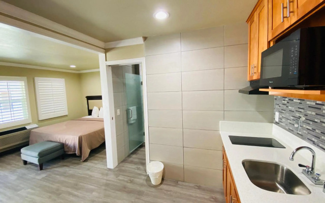 Le Blanc Inn & Suites