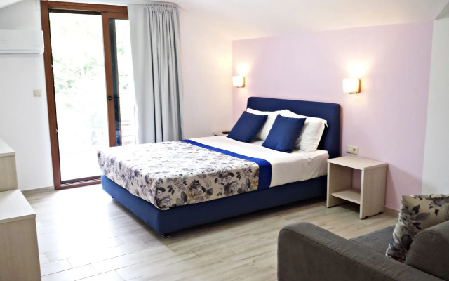 Studios & Apartments Efrosini