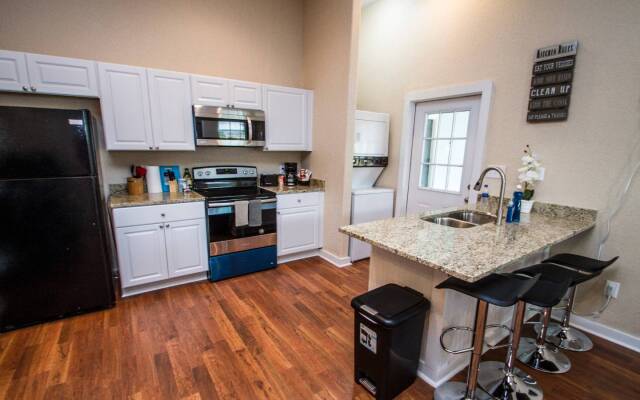 3BR/2BA Remodeled Apartment Near Downtown