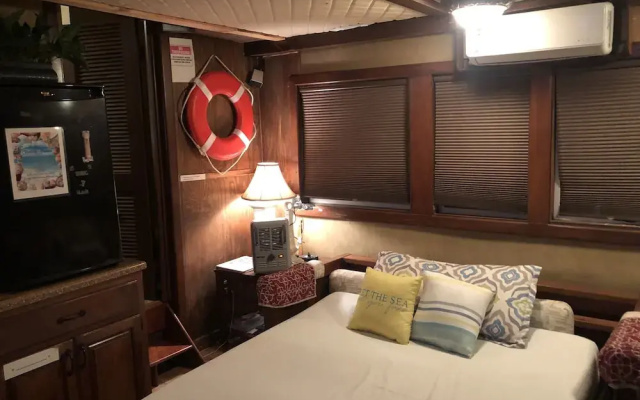 Island Houseboat