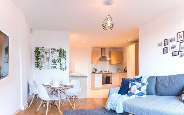 Modern Apartment in City Centre With Balcony