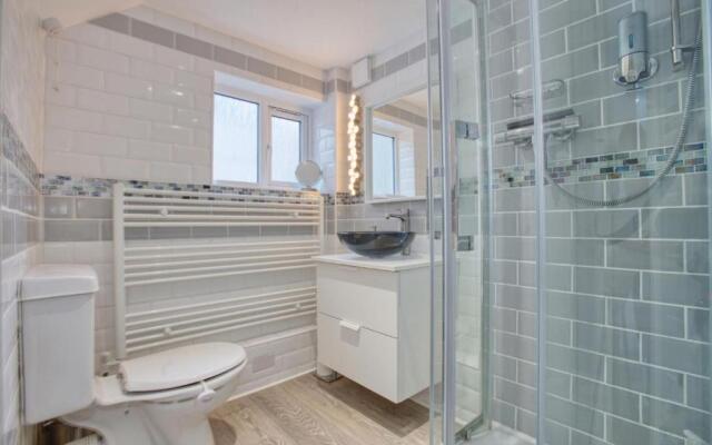Fantastic 1BD Hideaway, 2 Minutes to the Sea