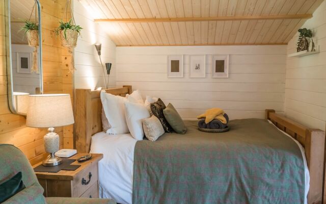 Tranquil Cabin Retreat in Carluke