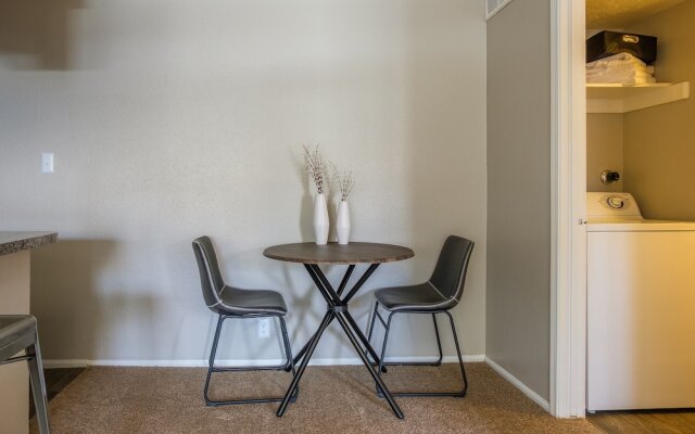Eastside 1 And 2 Br Apts With Balcony By Frontdesk
