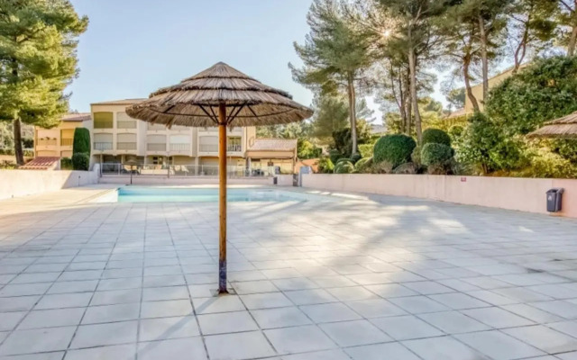 Flat With Swimming Pool Near The Beach