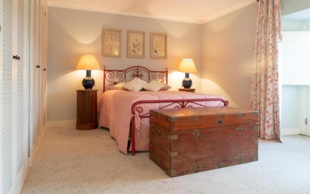 Liiiving in Moledo Historical Pool Villa