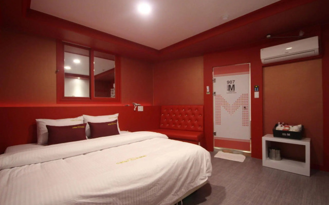Color M motel