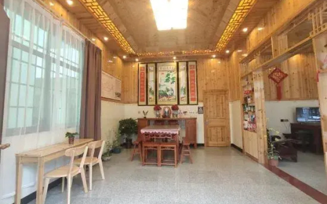 Huangling Chushi Nuanju Guesthouse
