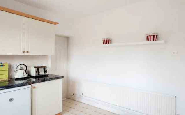 The Emmanuel Orchard - Central 4BDR Home with Parking