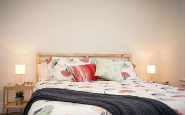 Stylish Modern Condo w Parking Location Coffee