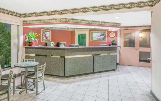 Super 8 by Wyndham Ambassador Bridge Windsor ON
