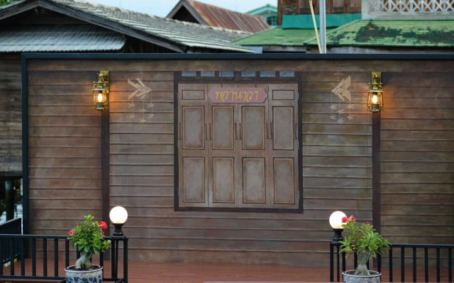 Amphawa Riverfront Hotel