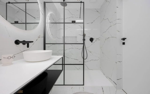 Apartment With Parking by Renters