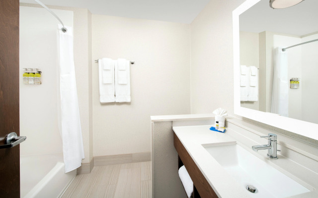 Holiday Inn Express & Suites North Brunswick