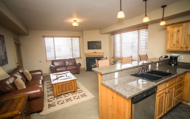 Silverado Lodge with Easy Pool Access by RedAwning