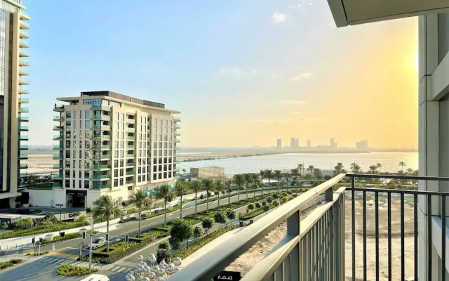 Elegant Stay: Balcony & Stunning Dubai Creek Views