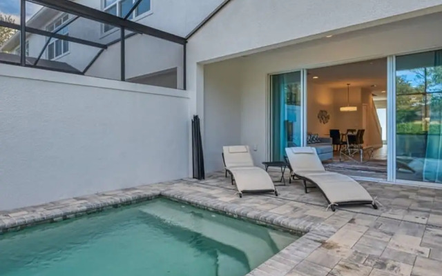 Spacious New Modern Retreat