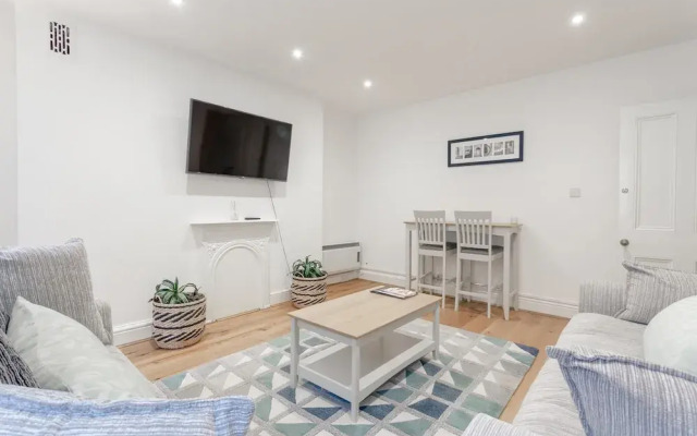 Large & Bright 1 Bed Flat In Piccadilly Circus