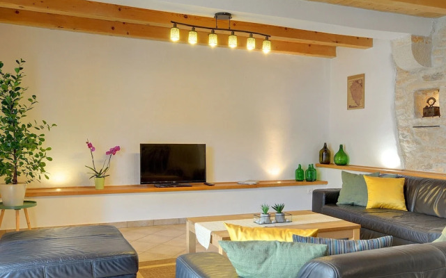 Villa in Batlug With Private Pool