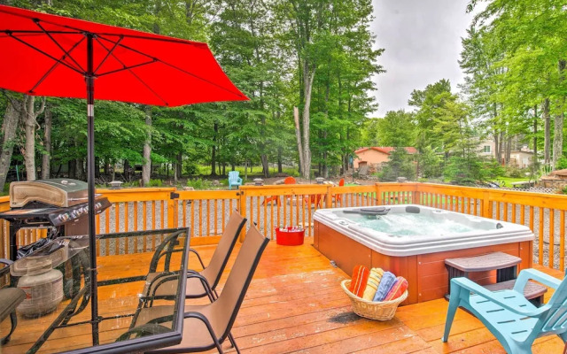 Jacuzzi & Resort Amenities: Tobyhanna Family Home!