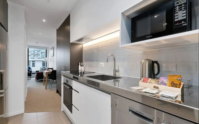 Modern CBD Apartment with Study! Great Location