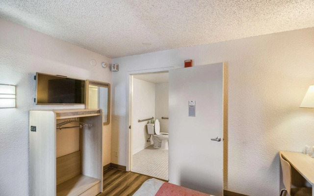 Motel 6 Everett, WA - South