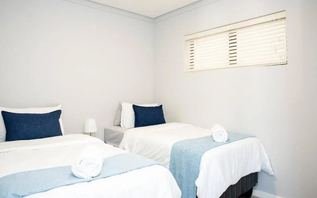 Beachfront 2 bedroom with swimming pool, Blouberg