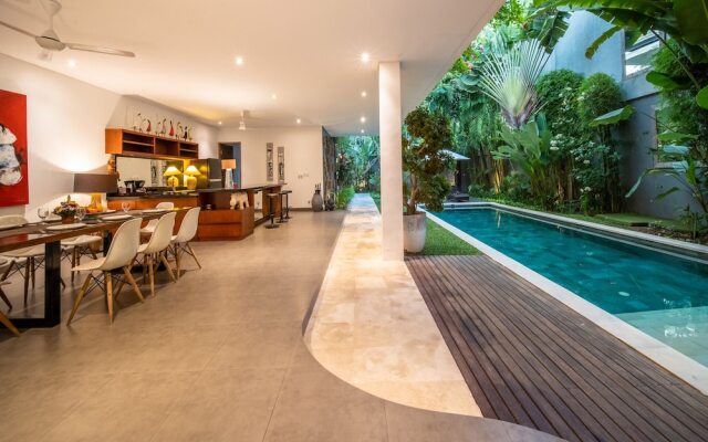 Colorful Private Villa 3 BR, Seminyak With Staff