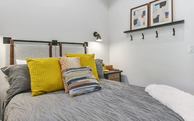 9005B - Luxury Two Bedroom + Den 2 Home