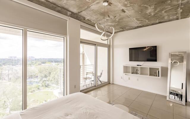 Hang Ten- Large Townhome, lux amenities, parking